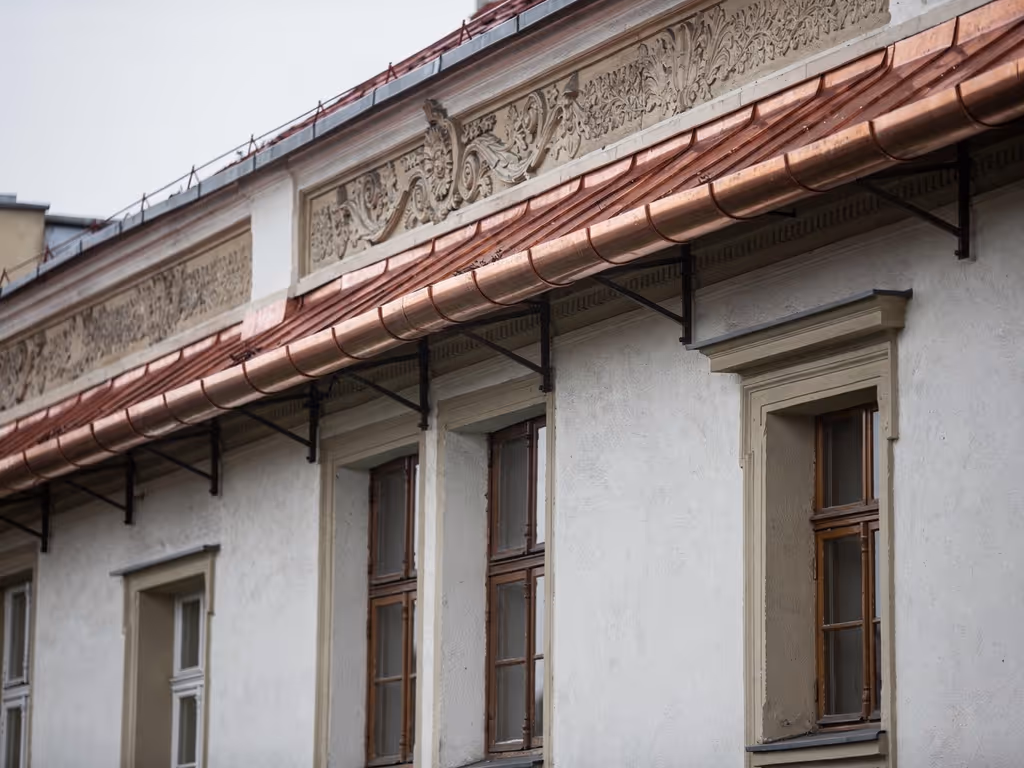 Kupferrinne an einem Schwabinger Altbau nach der Reinigung