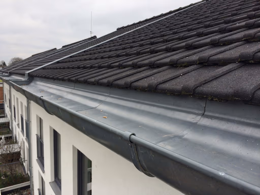 Reihenhauszeile in Trudering mit gereinigten Dachrinnen