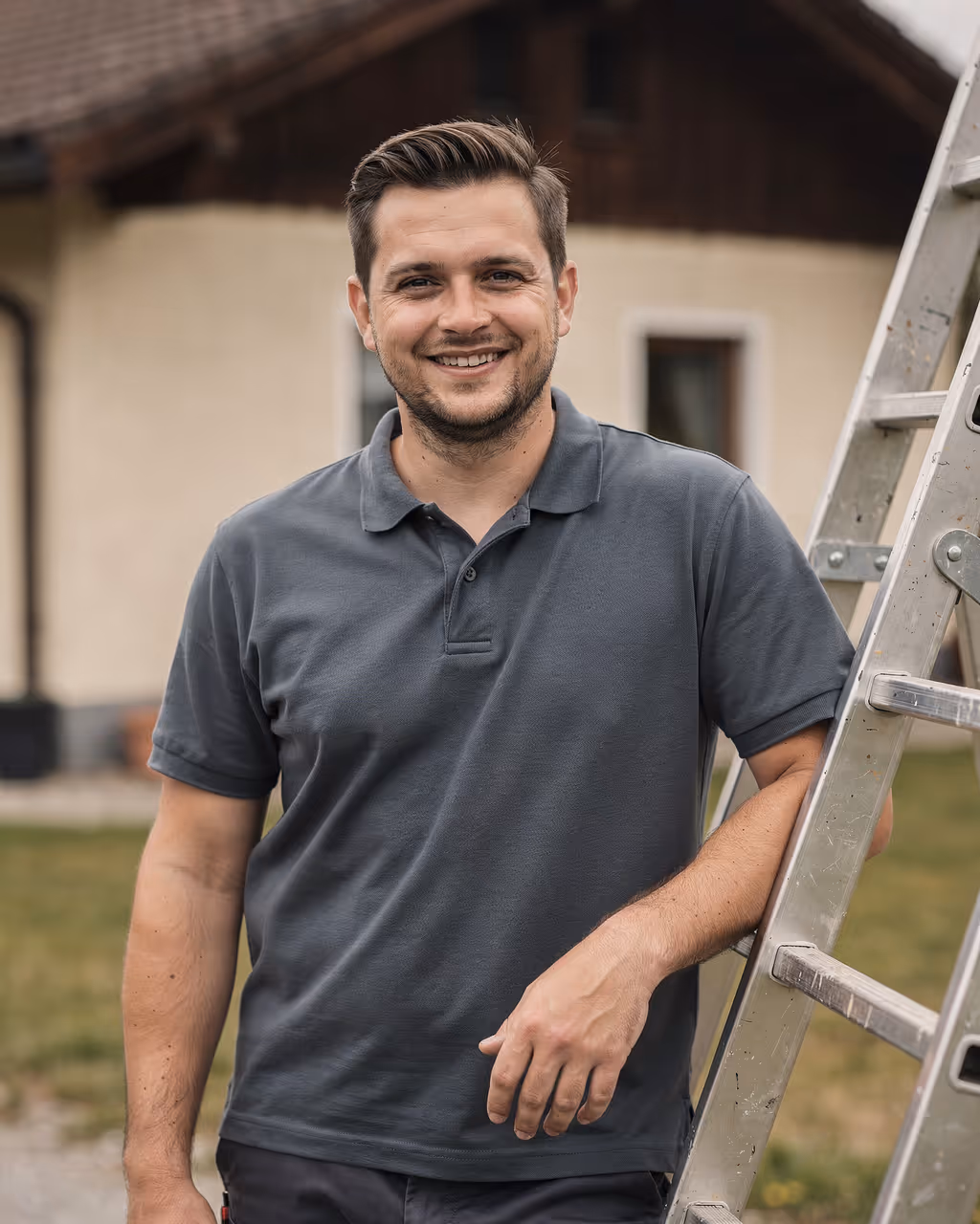 Servicemitarbeiter von Dachrinnenprofi München mit Foto-Dokumentation am Fahrzeug